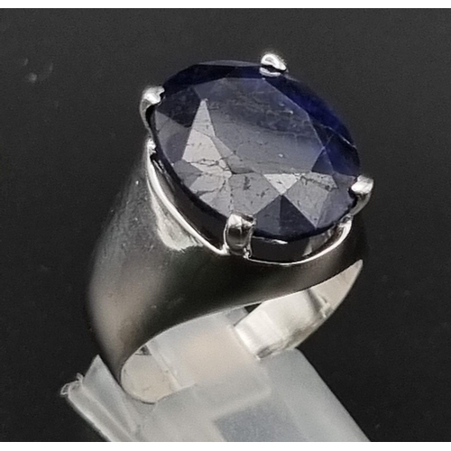 1302 - 17.50cts Blue Sapphire Man Ring in 925 Silver. 13.9 grams. Size: U