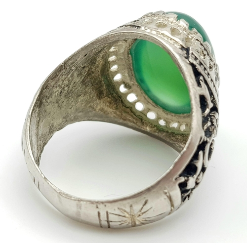 973 - A Large Green Oval Gemstone Cabochon Gents Ring. Large cabochon centre stone set in white metal - wi... 