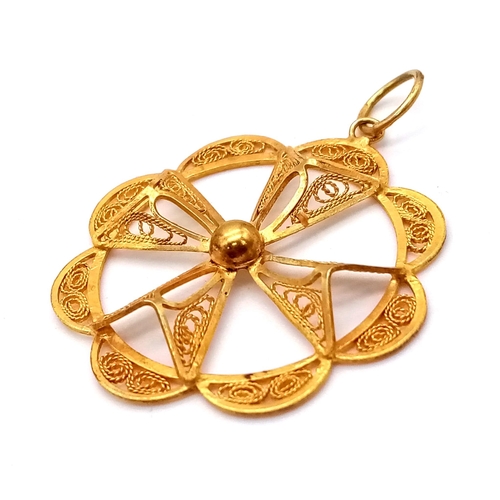 460 - A Vintage 9K Yellow Gold Filigree and Pierced Decorative Circular Pendant. 3cm diameter. 1.9g total ... 