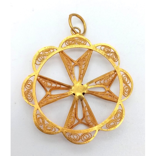 460 - A Vintage 9K Yellow Gold Filigree and Pierced Decorative Circular Pendant. 3cm diameter. 1.9g total ... 