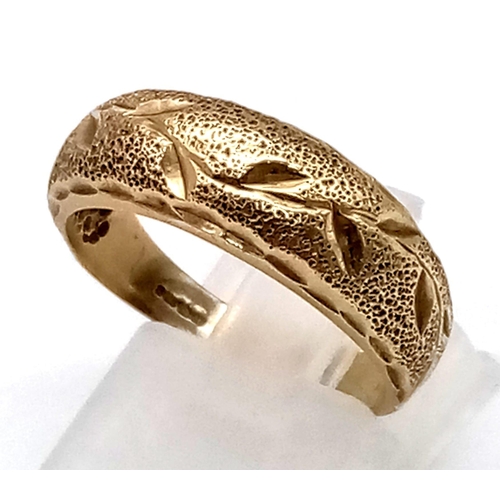 593 - A Vintage 9K Yellow Gold Band Ring. Bark-effect and floral decoration. Size N 1/2. 3.63g