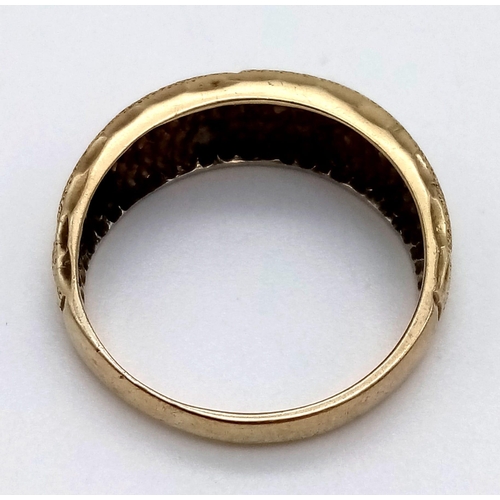 593 - A Vintage 9K Yellow Gold Band Ring. Bark-effect and floral decoration. Size N 1/2. 3.63g