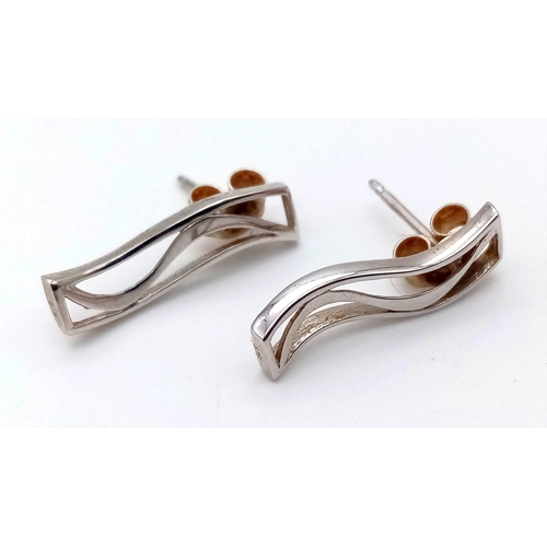 1214 - A Pair of 9K White Gold Wave-Drop Earrings. 2cm drop. 1.2g