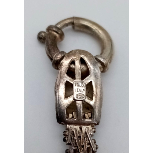 541 - A Vintage 925 Silver Double Lion-Head Clasp Bracelet. 17cm.
25.56g.