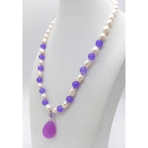 636 - A Cultured Pearl and Purple Jade Necklace and Pendant. 7mm beads. 25mm and 42cm.