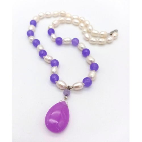 636 - A Cultured Pearl and Purple Jade Necklace and Pendant. 7mm beads. 25mm and 42cm.