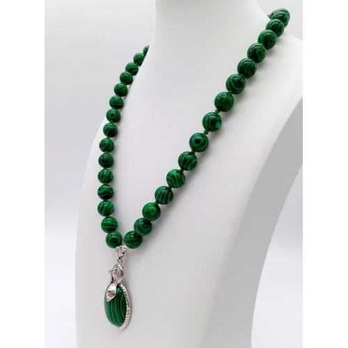 982 - A Green Malachite Bead Necklace and Pendant. 10mm beads. 4 and 42cm.