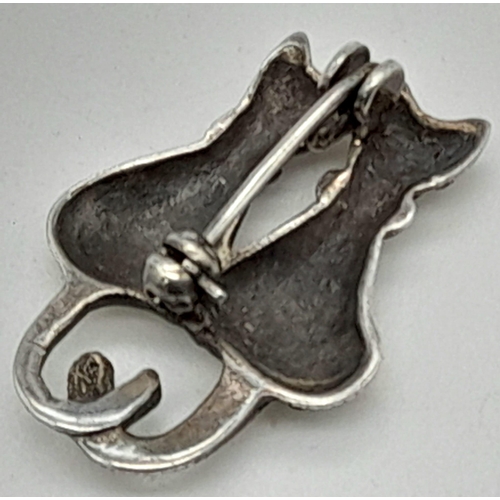 435 - AN ANTIQUE SILVER AND MARCASITE BROOCH DEPICTING A PAIR OF PUSSIES..... 4.4gms