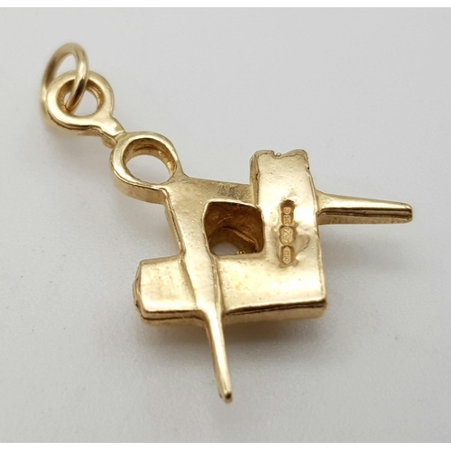 870 - A 9K Yellow Gold Masonic Symbol Pendant or Charm. 20mm.
1.53g