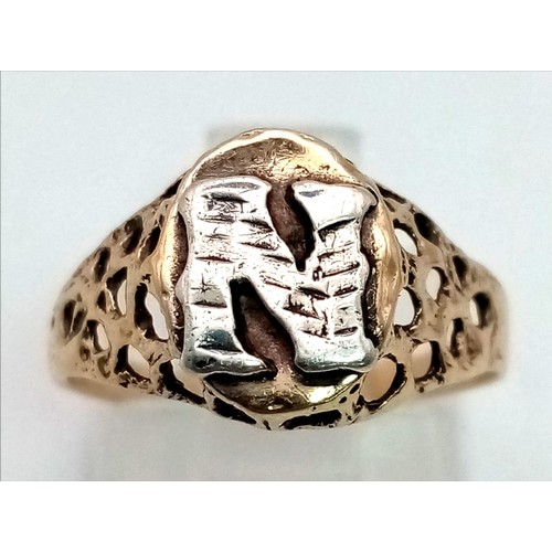 1099 - 9K YELLOW GOLD INITIAL N RING, WEIGHT 1.6G SIZE L