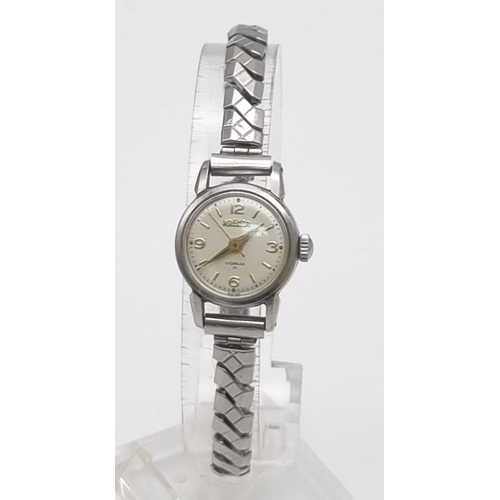 1477 - A Vintage Mechanical Roamer Ladies Watch. Expandable strap. Case - 18mm. In working order but becaus... 