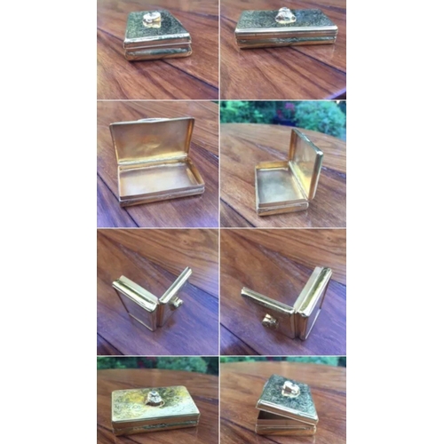 646 - A large unusual 18k solid gold diamond bulldog snuff/pill box 
SIZE
LENGTH. :: 7.2 cm
WIDTH :::: 4.2... 