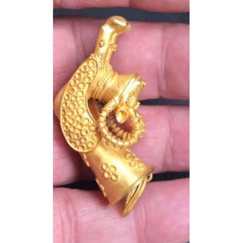 660 - A beautiful 18k solid gold pendant possibly Persian Islamic ghjari

Top condition 
SIZE
Length&width... 