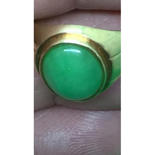 681 - A 14k solid gold Chinese Green Jade Signet Ring with London imports hallmarks,

Lovely condition 

S... 