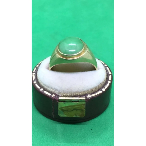 681 - A 14k solid gold Chinese Green Jade Signet Ring with London imports hallmarks,

Lovely condition 

S... 