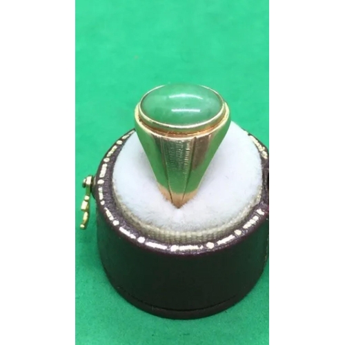 681 - A 14k solid gold Chinese Green Jade Signet Ring with London imports hallmarks,

Lovely condition 

S... 