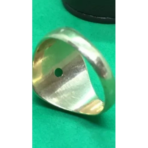 681 - A 14k solid gold Chinese Green Jade Signet Ring with London imports hallmarks,

Lovely condition 

S... 