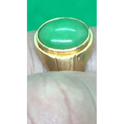 681 - A 14k solid gold Chinese Green Jade Signet Ring with London imports hallmarks,

Lovely condition 

S... 