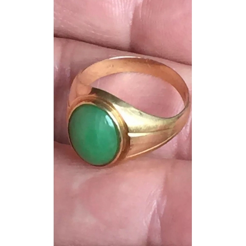 681 - A 14k solid gold Chinese Green Jade Signet Ring with London imports hallmarks,

Lovely condition 

S... 