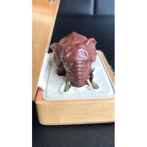 956 - A 14k gold and silver Russian jasper hardstone elephant figure

Suburb condition
Eyes are mounted in... 