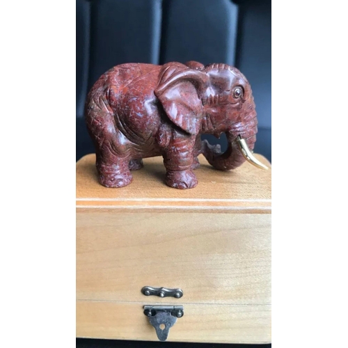 956 - A 14k gold and silver Russian jasper hardstone elephant figure

Suburb condition
Eyes are mounted in... 