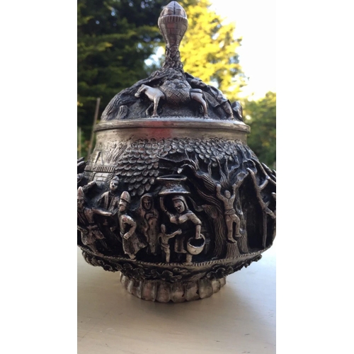 1084 - A large early 20th century extraordinary Persian Islamic solid silver lidded bowl 


Outstanding car... 