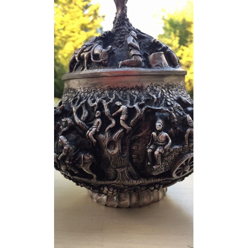 1084 - A large early 20th century extraordinary Persian Islamic solid silver lidded bowl 


Outstanding car... 