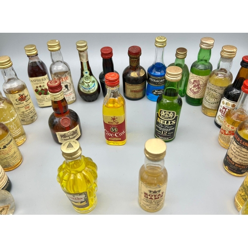 1268 - A selection of 30 assorted of miniature bottles of booze. See pictures for more info.