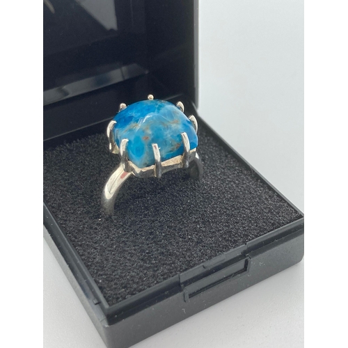 140 - SILVER RING set with large polished BLUE APATITE mounted to top.  Size R 1/2.