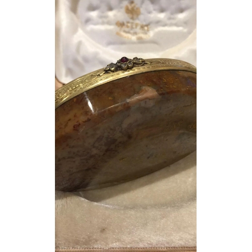 276 - MAGNIFICENT RUSSIAN AGATE DIAMOND SOLID SILVER SNUFF BOX.

Amazing quality agate box with silver gil... 