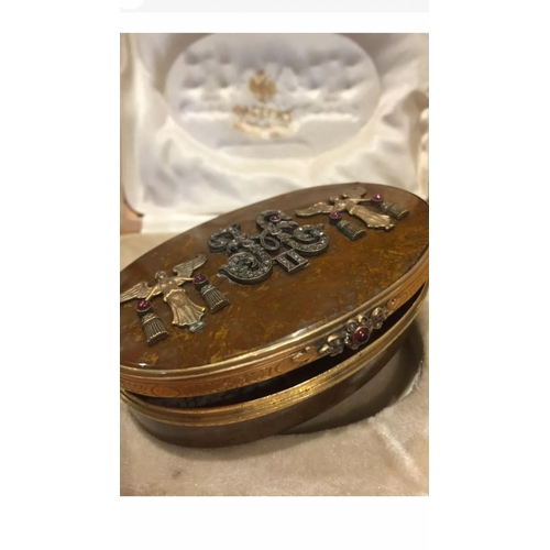 276 - MAGNIFICENT RUSSIAN AGATE DIAMOND SOLID SILVER SNUFF BOX.

Amazing quality agate box with silver gil... 