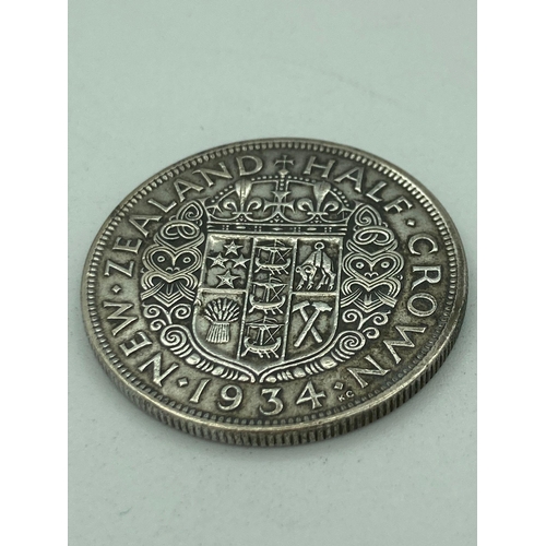 231 - NEW ZEALAND SILVER HALF CROWN 1934 . Condition extra fine,having George V with crown and regalia. Cl... 