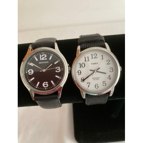 413 - 2 x Gentlemans quartz wristwatches. A SEKONDA in silver tone having black face with white digits and... 