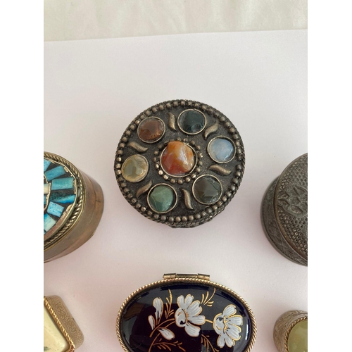 560 - An assortment of vintage and later PILL/TRINKET BOXES  to include enamel, onyx, jewelled, filigree e... 