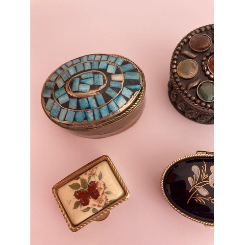 560 - An assortment of vintage and later PILL/TRINKET BOXES  to include enamel, onyx, jewelled, filigree e... 