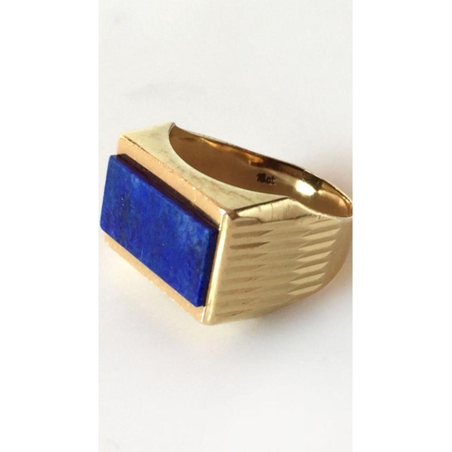 71 - An antique 18k solid gold lapis unisex ring 
Superb condition 
Size 9 
Fully hallmarked 
Weight 8 gr... 