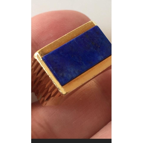 71 - An antique 18k solid gold lapis unisex ring 
Superb condition 
Size 9 
Fully hallmarked 
Weight 8 gr... 