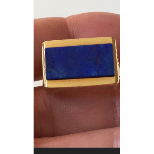 71 - An antique 18k solid gold lapis unisex ring 
Superb condition 
Size 9 
Fully hallmarked 
Weight 8 gr... 