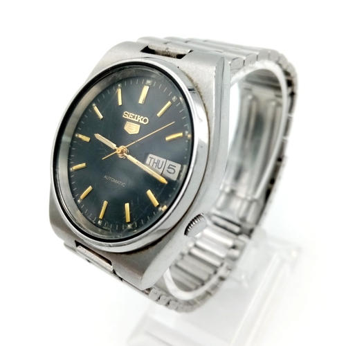 554 - A Vintage Seiko 5 Automatic Gents Watch. Stainless steel strap and case - 36mm. Black dial with day/... 