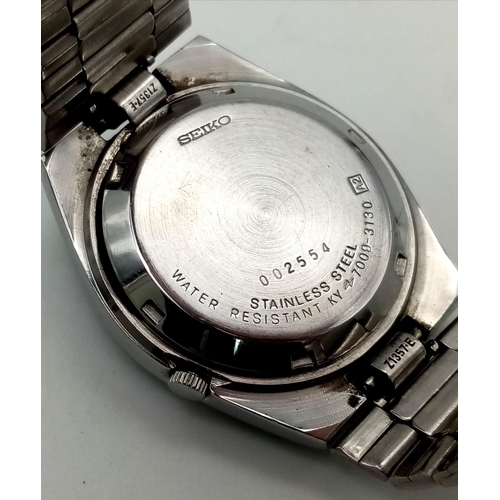 554 - A Vintage Seiko 5 Automatic Gents Watch. Stainless steel strap and case - 36mm. Black dial with day/... 