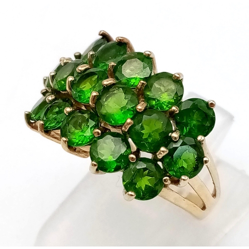 663 - A 9 K yellow gold ring with three rows of rose cut peridots. Size: L, weight: 4.25 g.