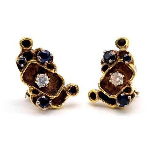 340 - A vintage, hand made 18 K yellow gold pair of earrings with diamonds and blue sapphires. Drop: 20 mm... 