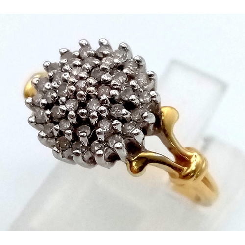 234 - An 18 k yellow gold diamond (0.20 carats) cluster ring. Size: L, weight: 4.2 g.