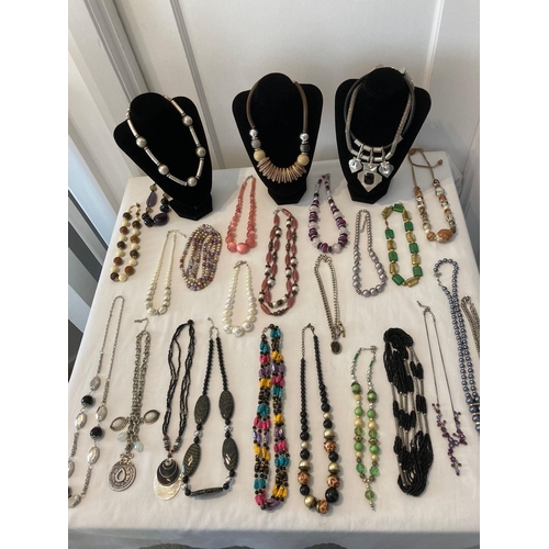 497 - Tabletop of quality necklaces. (Total 25 necklaces).