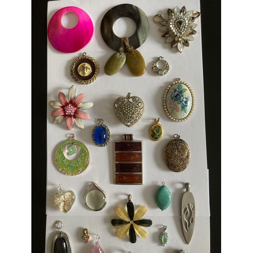 574 - Large selection of JEWELLERY PENDANTS to include jewelled, lockets, gold tone, silver tone , Glass ,... 