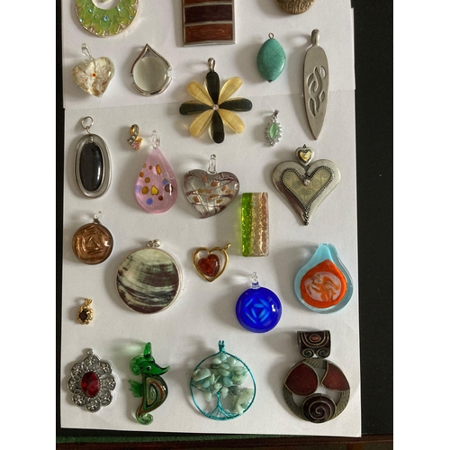 574 - Large selection of JEWELLERY PENDANTS to include jewelled, lockets, gold tone, silver tone , Glass ,... 