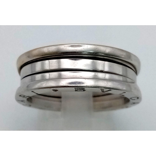 72 - An 18 K white gold, designer style wedding band ring. Size: T, weight: 10.8 g.