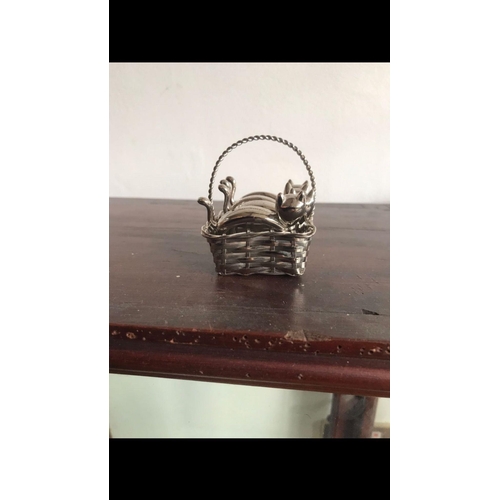 841 - Set of four cat figures Napkin rings in original white metal basket 

Each are 5cm
Total weight incl... 