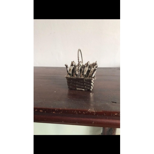 841 - Set of four cat figures Napkin rings in original white metal basket 

Each are 5cm
Total weight incl... 