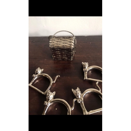 841 - Set of four cat figures Napkin rings in original white metal basket 

Each are 5cm
Total weight incl... 